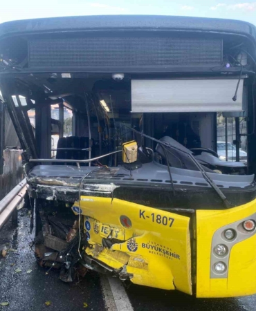 Kadıköy’de alkollü İETT şoförü bariyerlere saplandı: 2 yaralı