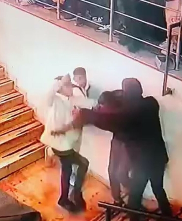 Tekme tokat birbirilerine girdiler; o anlar kamerada