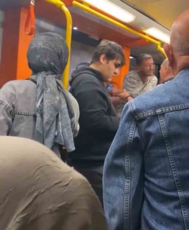 Metroda yaka paça kavga çıktı, güvenlik araya zor girdi