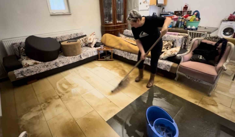 Edirne’de sağanak sonrası evleri su bastı