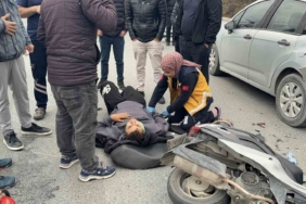 Başakşehir’de motosiklet üzerinde tartışırken önlerindeki otomobile çarptılar: 2 yaralı