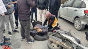 Başakşehir’de motosiklet üzerinde tartışırken önlerindeki otomobile çarptılar: 2 yaralı
