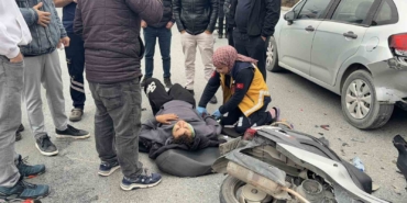 Başakşehir’de motosiklet üzerinde tartışırken önlerindeki otomobile çarptılar: 2 yaralı