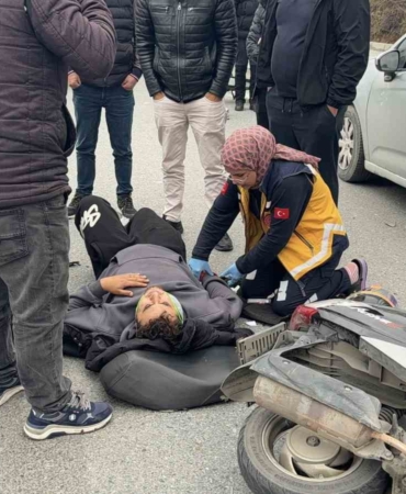 Başakşehir’de motosiklet üzerinde tartışırken önlerindeki otomobile çarptılar: 2 yaralı