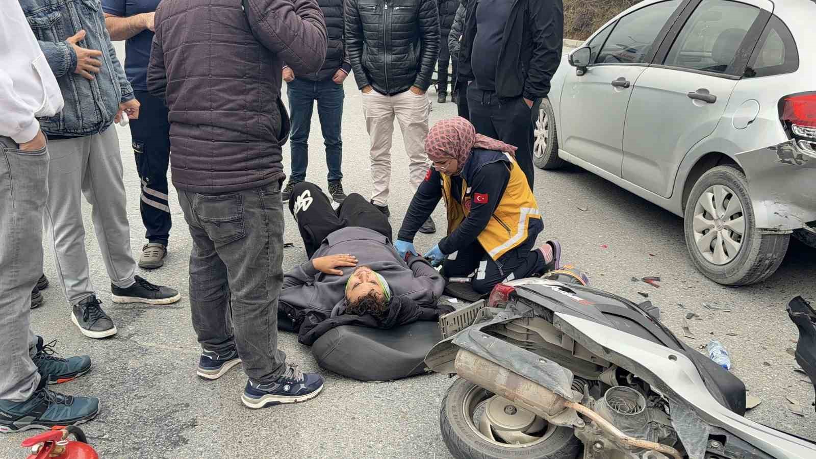 Başakşehir’de motosiklet üzerinde tartışırken önlerindeki otomobile çarptılar: 2 yaralı