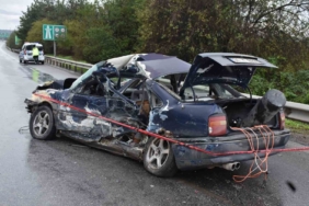 Bariyerlere çarpan otomobil hurdaya döndü: 1 ölü, 2 yaralı