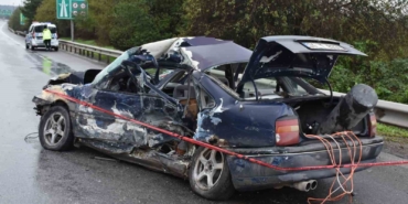 Bariyerlere çarpan otomobil hurdaya döndü: 1 ölü, 2 yaralı