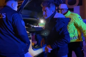 Alkollü yakalanan sürücü aracını öve öve bitiremedi