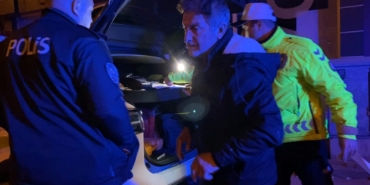 Alkollü yakalanan sürücü aracını öve öve bitiremedi