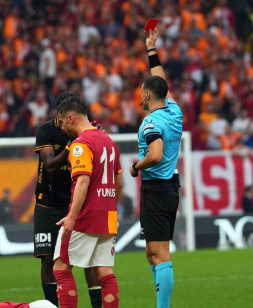 Göztepe’de Malcom Bokele kırmızı kart gördü