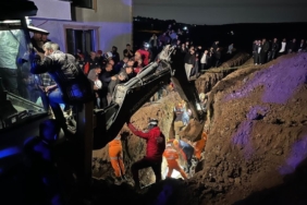 Bursa Büyükşehir’den "göçük" açıklaması: "Hane sakinleri kepçeyle çalışma yaparken meydana gelen göçükte kalan 2 kardeş hayatını kaybetti"