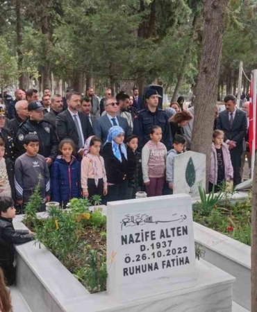 Şehit Neşe öğretmen ve babası mezarı başında anıldı