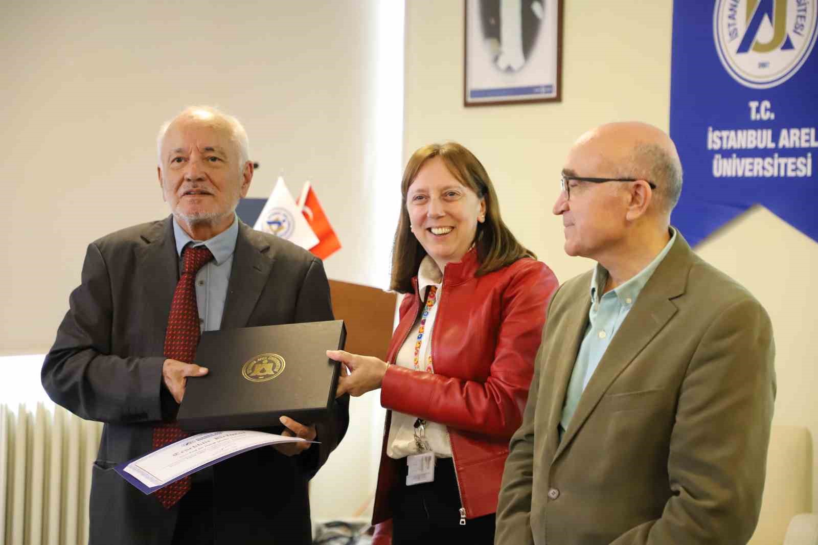 Duayen gazeteci-yazar Haluk Şahin, dijital çağın risklerini anlattı