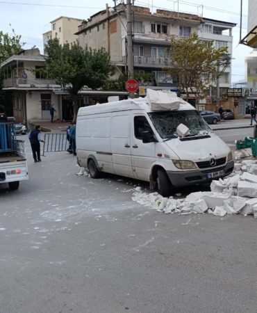 Bursa’da lodos: Otomobilin üzerine ağaç devrildi, o anlar kameraya yansıdı