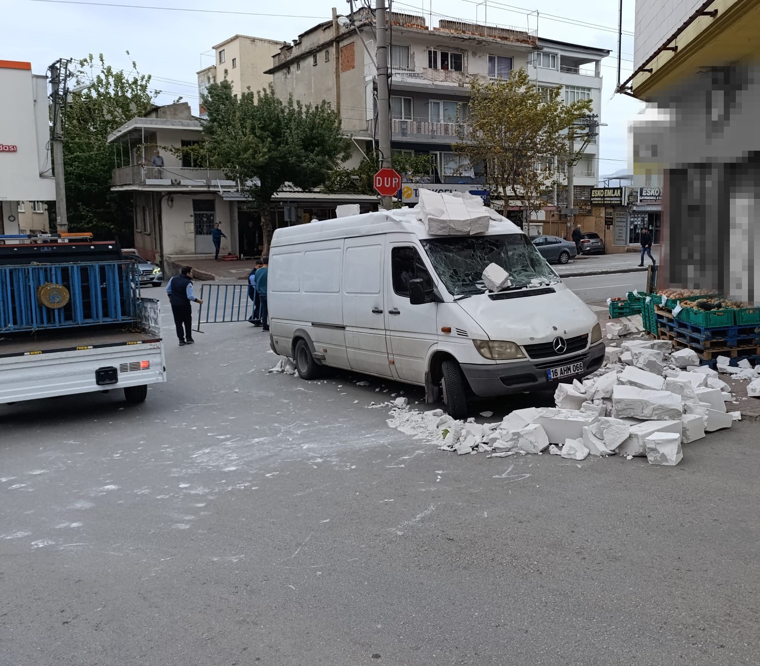 Bursa’da lodos: Otomobilin üzerine ağaç devrildi, o anlar kameraya yansıdı