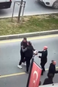 Başakşehir’de trafikte tartıştığı motosikletliye çocuğunun gözü önünde saldırdı