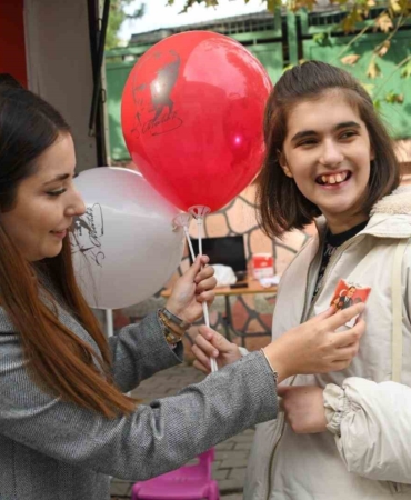 Gezici kütüphaneden çocuklara özel bayram turu