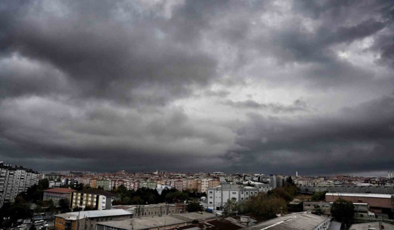 İstanbul’un üzerine kara bulutlar çöktü