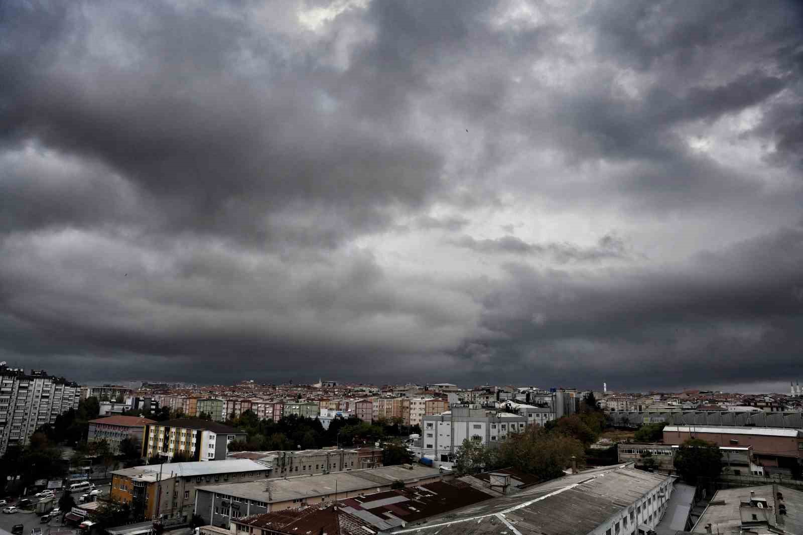 İstanbul’un üzerine kara bulutlar çöktü