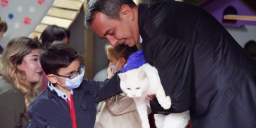 Beyoğlu’nda minikler barınaktaki hayvanlarla buluştu