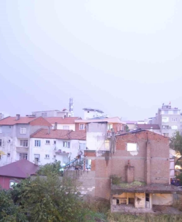 Şimşekler geceyi aydınlattı, ardından yaşanan deprem ise korkuttu