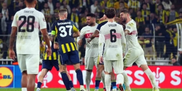 Fenerbahçe- Stuttgart maçında son düdük çaldı, ortalık karıştı