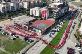 Bir cadde boyunca Türk Bayrağı açtılar