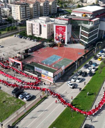 Bir cadde boyunca Türk Bayrağı açtılar