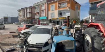 Gönen’de kontrolden çıkan tır, park halindeki 8 araca çarptı