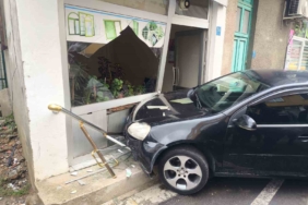 Tekirdağ’da otomobil dükkâna girdi