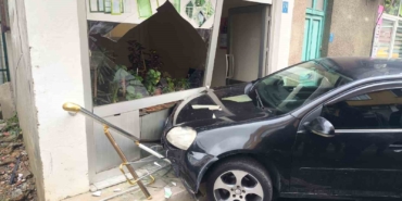 Tekirdağ’da otomobil dükkâna girdi