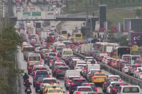 Sağanak yağış İstanbul trafiğini kilitledi