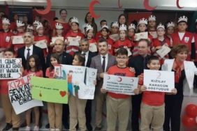 Öğrenciler, Kızılay kolluklarını taktı