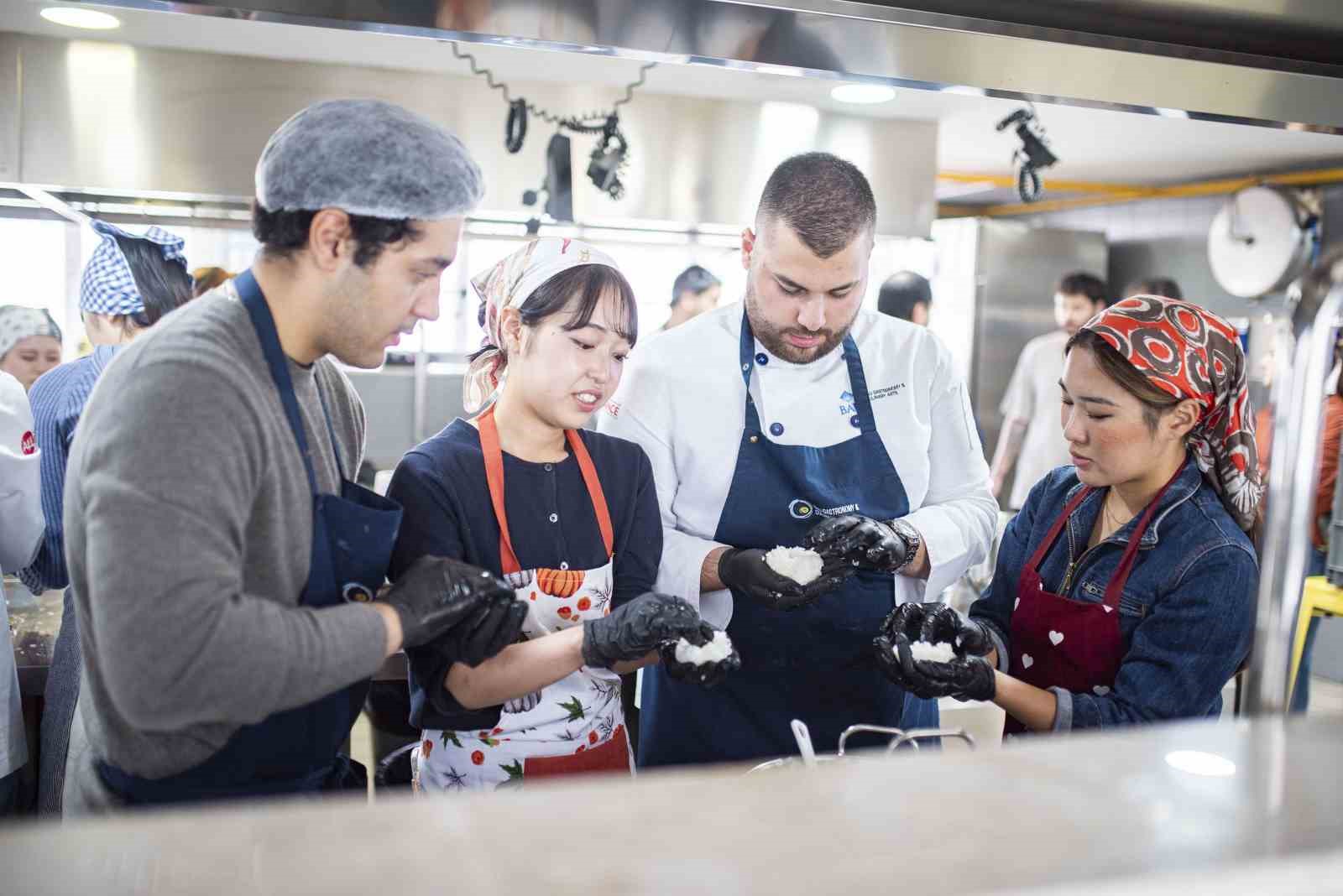 Japon öğrencilere Türk mutfağı dersi