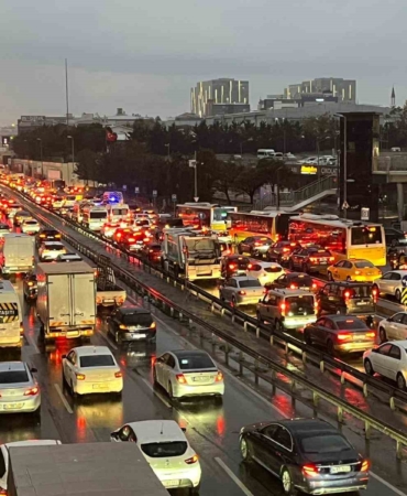 İstanbul’da yağışla birlikte trafik yoğunluğu yüzde 81’e ulaştı