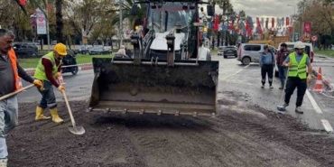 Vatan Caddesi’nde İBB’nin yaptığı yol çalışması çöktü, Fatih Belediyesi ekipleri anında müdahale etti