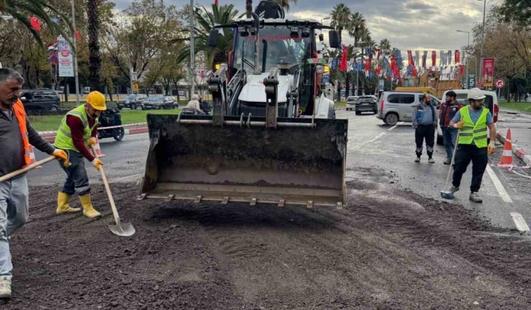 Vatan Caddesi’nde İBB’nin yaptığı yol çalışması çöktü, Fatih Belediyesi ekipleri anında müdahale etti