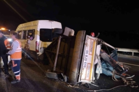 Beykoz’da seyir halindeki servis minibüsü devrildi: 3 yaralı