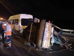 Beykoz’da seyir halindeki servis minibüsü devrildi: 3 yaralı