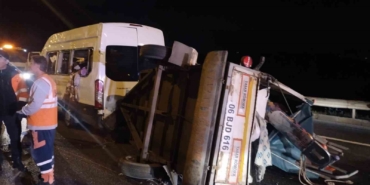 Beykoz’da seyir halindeki servis minibüsü devrildi: 3 yaralı
