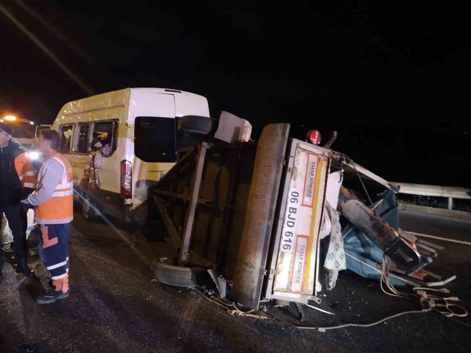 Beykoz’da seyir halindeki servis minibüsü devrildi: 3 yaralı