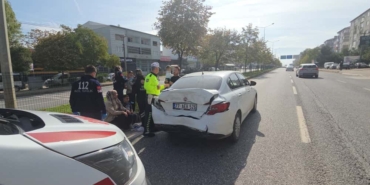 Orhangazi’de faciadan dönüldü: Tırın çarptığı otomobil metrelerce sürüklendi