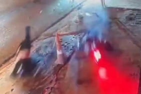 Motosikletli gençlerin havada savrulduğu kaza kamerada