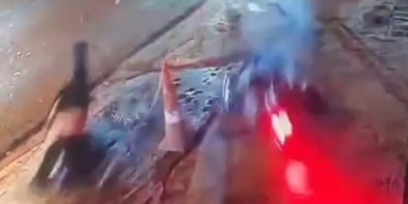 Motosikletli gençlerin havada savrulduğu kaza kamerada