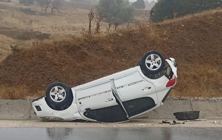 Yağış beraberinde kazayı getirdi; 2 kişi yaralandı