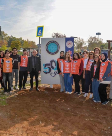 BUÜ’nün ’50. Yıl Sokağı’ fidanlarla renklendirildi