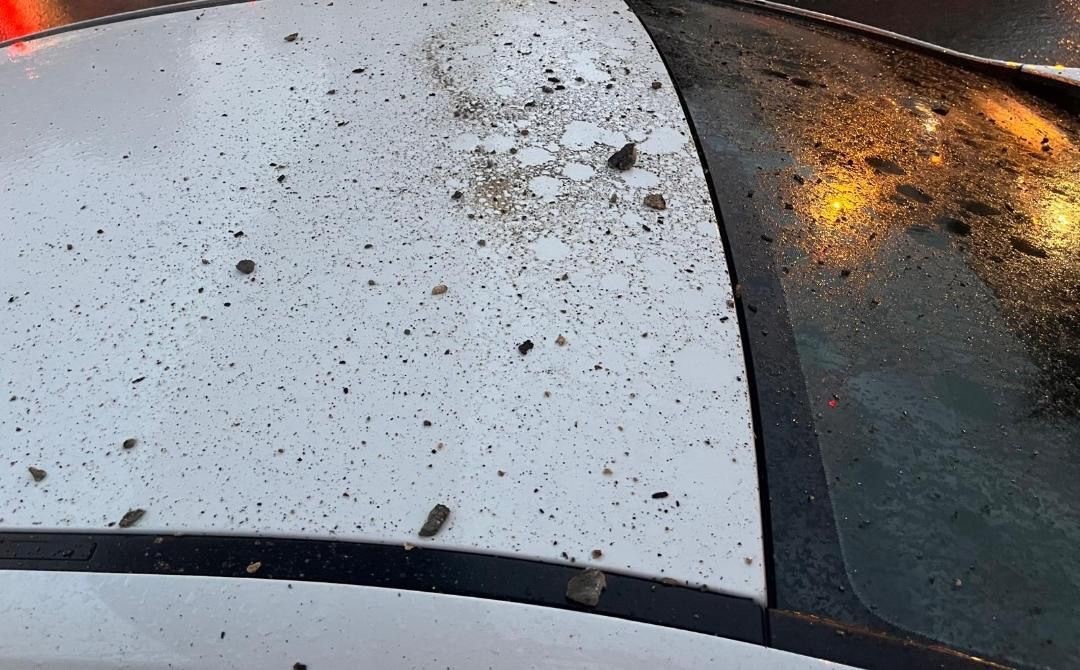 Lüleburgaz’da üst geçitten beton parçaları düştü: Sürücü faciadan döndü