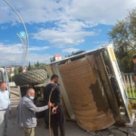 Tırın üstündeki asfalt silindiri yola devrildi: 1 yaralı