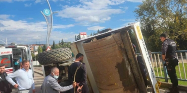 Tırın üstündeki asfalt silindiri yola devrildi: 1 yaralı