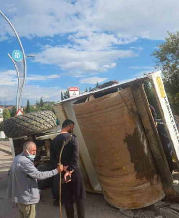 Tırın üstündeki asfalt silindiri yola devrildi: 1 yaralı